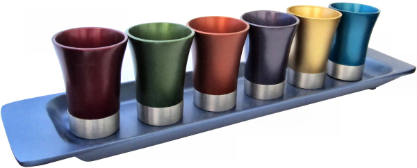 Kiddusch Becher und Tablett aus bunt eloxiertem Metall 7-teilig 32x6cm