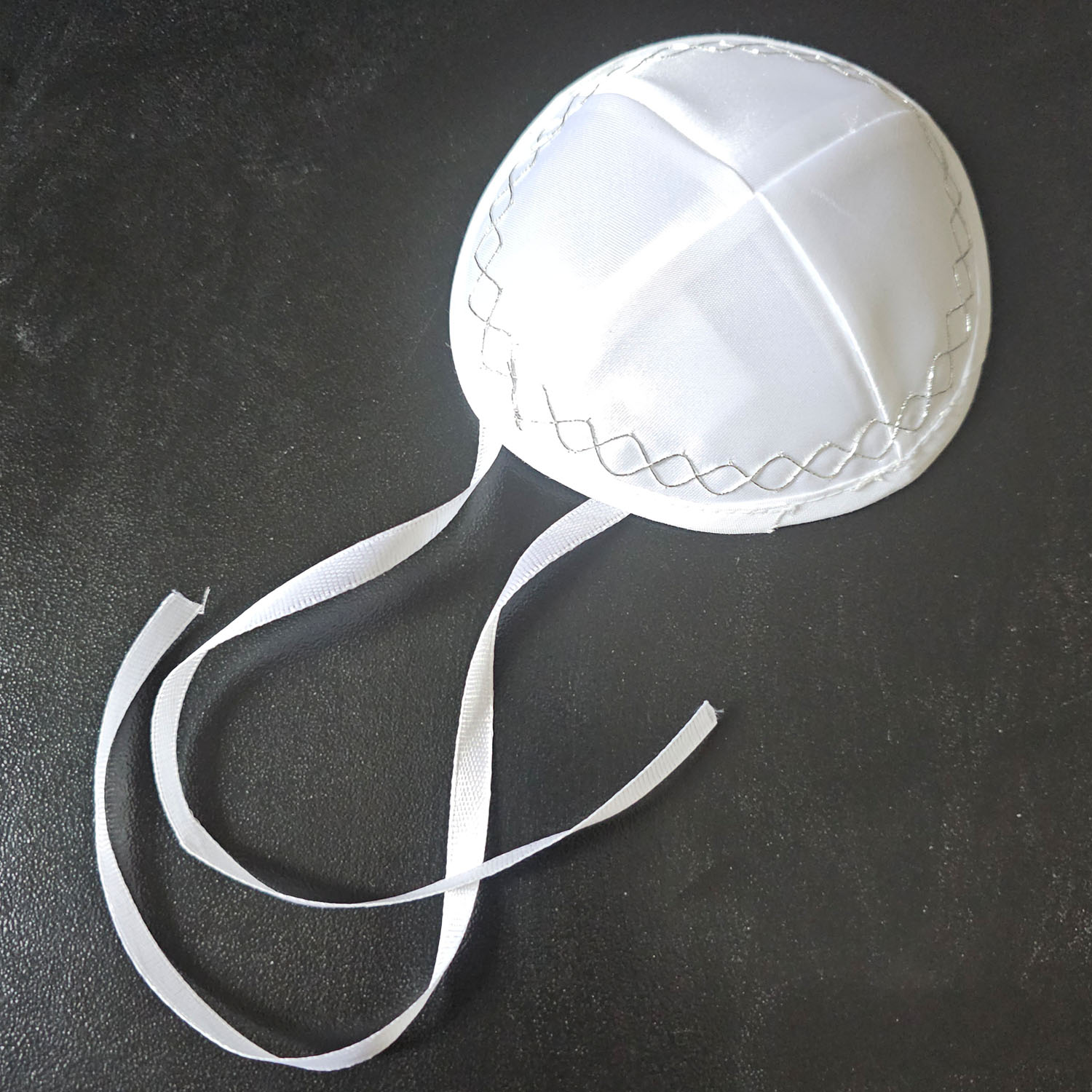 Babykippa Satin weiß mit Silberfaden bestickt 11 cm